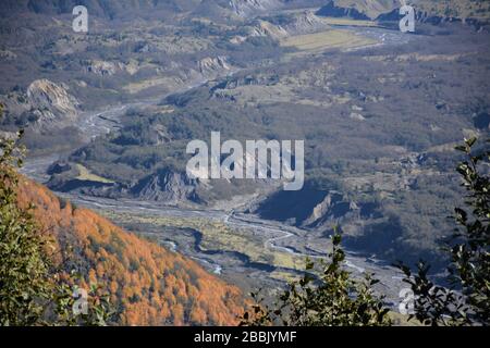 Flüsse und Täler, die vom Mt St Helens und Spirit Lake fließen, von der Route 504 aus gesehen, Cowlitz County, Washington State, USA. Stockfoto