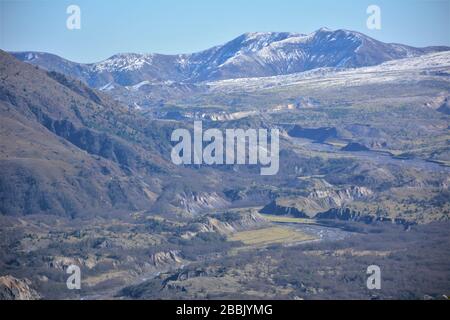 Flüsse und Täler, die vom Mt St Helens und Spirit Lake fließen, von der Route 504 aus gesehen, Cowlitz County, Washington State, USA. Stockfoto