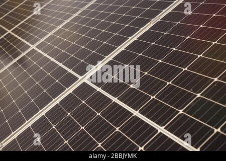 Neue Solarpaneele, Seitenansicht Nahaufnahme Stockfoto
