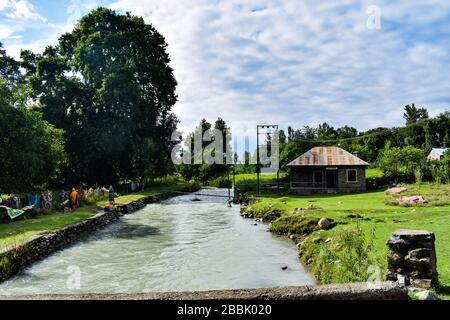 Blick auf den Fluss Lidder bei Pahalgam Kashmir Indien. Stockfoto