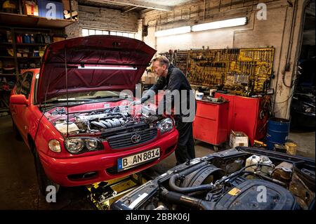 Berlin, Deutschland. März 2020. Andreas Lemmer, Automechaniker und Inhaber seiner Werkstatt, arbeitet an einem Auto. Credit: Fabian Sommer / dpa / Alamy Live News Stockfoto