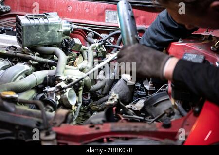 Berlin, Deutschland. März 2020. Andreas Lemmer, Automechaniker und Inhaber seiner Werkstatt, arbeitet an einem Auto. Credit: Fabian Sommer / dpa / Alamy Live News Stockfoto