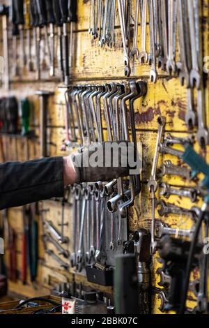 Berlin, Deutschland. März 2020. Andreas Lemmer, Automechaniker und Werkstattbesitzer, greift zu einem Schraubenschlüssel. Credit: Fabian Sommer / dpa / Alamy Live News Stockfoto