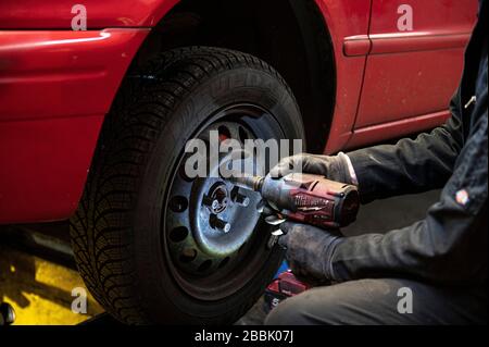 Berlin, Deutschland. März 2020. Andreas Lemmer, Kfz-Mechaniker und Werkstattbesitzer, entdreht den Reifen eines Autos. Credit: Fabian Sommer / dpa / Alamy Live News Stockfoto