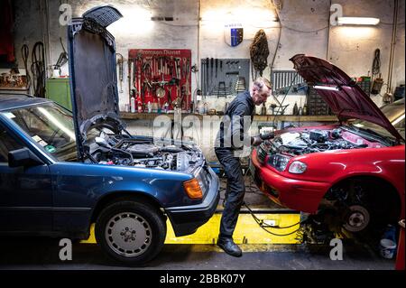 Berlin, Deutschland. März 2020. Andreas Lemmer, Automechaniker und Inhaber seiner Werkstatt, arbeitet an einem Auto. Credit: Fabian Sommer / dpa / Alamy Live News Stockfoto