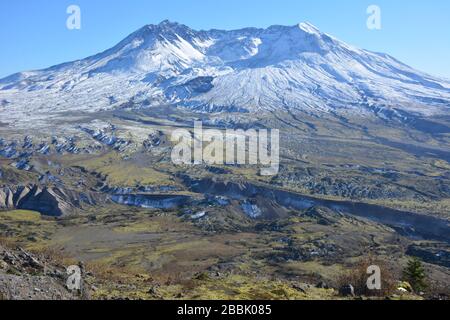 Spektakulärer Blick auf den Mt St. Helens Krater an einem klaren Nachmittag, gesehen auf dem Harry's Ridge Trail von Johnston Ridge im Staat Washington, USA. Stockfoto