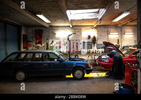 Berlin, Deutschland. März 2020. Andreas Lemmer, Automechaniker und Inhaber seiner Werkstatt, arbeitet an einem Auto. Credit: Fabian Sommer / dpa / Alamy Live News Stockfoto