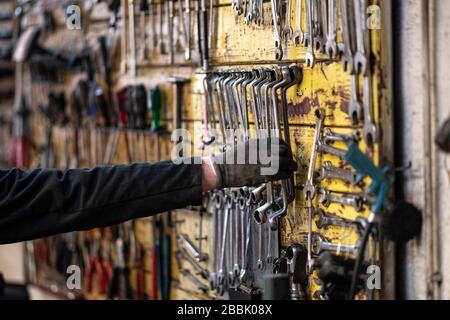 Berlin, Deutschland. März 2020. Andreas Lemmer, Automechaniker und Werkstattbesitzer, greift zu einem Schraubenschlüssel. Credit: Fabian Sommer / dpa / Alamy Live News Stockfoto