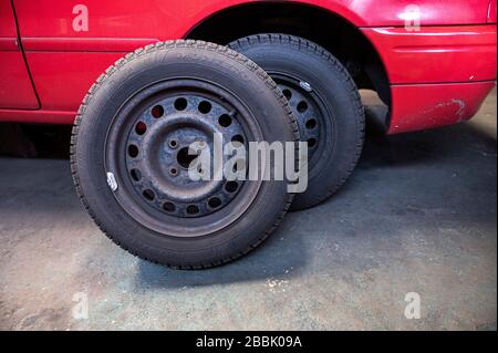 Berlin, Deutschland. März 2020. In der Werkstatt von Andreas Lemmer lehnt sich ein Reifen an ein Auto. Credit: Fabian Sommer / dpa / Alamy Live News Stockfoto