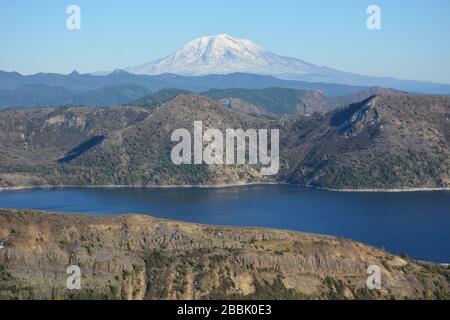 Spirit Lake und Mt Adams vom Harry's Ridge Trail aus gesehen im Mt St Helens National Volcanic Monument, Washington State, USA. Stockfoto