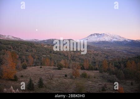 Ein spektakulärer Sonnenuntergang und Mondaufgang auf der Nordseite des Mount St. Helens NVM vom Spirit Lake Highway (504), Washington State, USA. Stockfoto