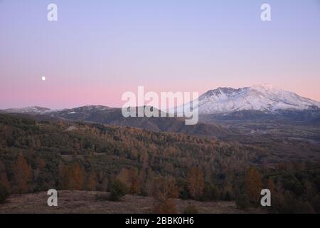 Ein spektakulärer Sonnenuntergang und Mondaufgang auf der Nordseite des Mount St. Helens NVM vom Spirit Lake Highway (504), Washington State, USA. Stockfoto