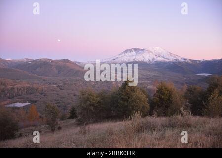 Ein spektakulärer Sonnenuntergang und Mondaufgang auf der Nordseite des Mount St. Helens NVM vom Spirit Lake Highway (504), Washington State, USA. Stockfoto