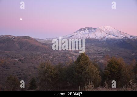 Ein spektakulärer Sonnenuntergang und Mondaufgang auf der Nordseite des Mount St. Helens NVM vom Spirit Lake Highway (504), Washington State, USA. Stockfoto