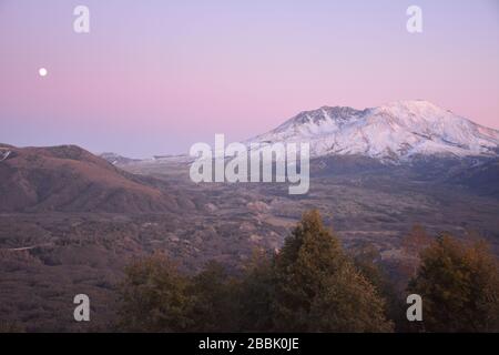 Ein spektakulärer Sonnenuntergang und Mondaufgang auf der Nordseite des Mount St. Helens NVM vom Spirit Lake Highway (504), Washington State, USA. Stockfoto