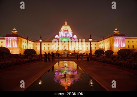 Den Rashtrapati Bhavan, die offizielle Residenz des Präsidenten von Indien am westlichen Ende der Rajpath in Neu Delhi, Indien. Stockfoto