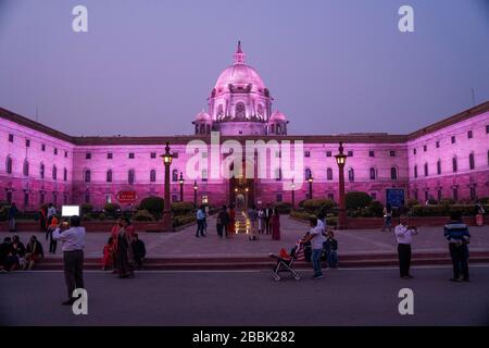 Den Rashtrapati Bhavan, die offizielle Residenz des Präsidenten von Indien am westlichen Ende der Rajpath in Neu Delhi, Indien. Stockfoto