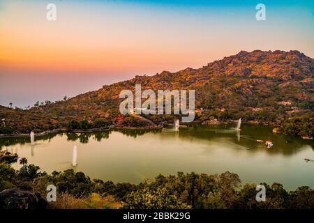 Mount Abu ist eine Hügelstation im westindischen Bundesstaat Rajasthan nahe der Grenze zu Gujarat. Auf einem hohen Felsplateau in der Aravalli Range und Surroun Stockfoto