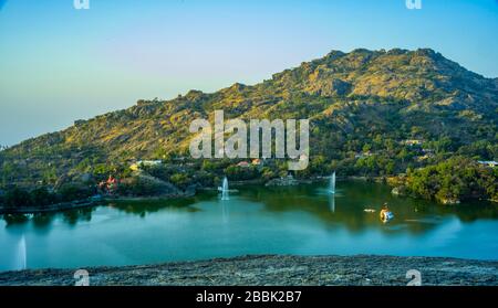 Mount Abu ist eine Hügelstation im westindischen Bundesstaat Rajasthan nahe der Grenze zu Gujarat. Auf einem hohen Felsplateau in der Aravalli Range und Surroun Stockfoto