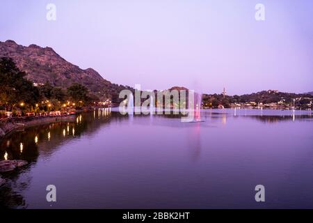 Mount Abu ist eine Hügelstation im westindischen Bundesstaat Rajasthan nahe der Grenze zu Gujarat. Auf einem hohen Felsplateau in der Aravalli Range und Surroun Stockfoto
