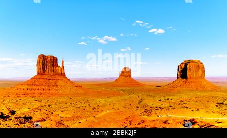 Die Sandsteinformationen von East und West Mitten Buttes und Merrick Butte im Monument Valley Navajo Tribal Park im Süden Utahs, Vereinigte Staaten Stockfoto