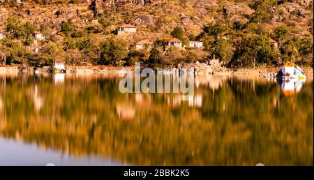 Mount Abu ist eine Hügelstation im westindischen Bundesstaat Rajasthan nahe der Grenze zu Gujarat. Auf einem hohen Felsplateau in der Aravalli Range und Surroun Stockfoto