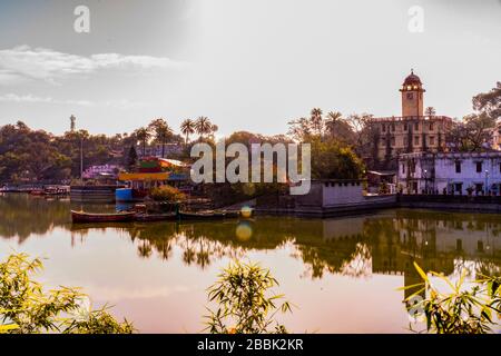 Mount Abu ist eine Hügelstation im westindischen Bundesstaat Rajasthan nahe der Grenze zu Gujarat. Auf einem hohen Felsplateau in der Aravalli Range und Surroun Stockfoto