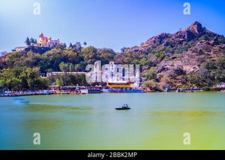 Mount Abu ist eine Hügelstation im westindischen Bundesstaat Rajasthan nahe der Grenze zu Gujarat. Auf einem hohen Felsplateau in der Aravalli Range und Surroun Stockfoto