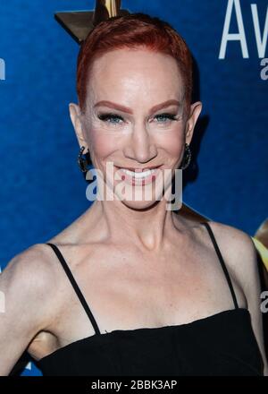 Beverly Hills, Vereinigte Staaten. März 2020. (DATEI) Kathy Griffin testet positiv auf Coronavirus COVID-19. BEVERLY HILLS, LOS ANGELES, KALIFORNIEN, USA - 11. FEBRUAR: Die Komikerin Kathy Griffin trifft bei der Verleihung der Writers Guild Awards 2018 in Los Angeles im Beverly Hilton Hotel am 11. Februar 2018 in Beverly Hills, Los Angeles, Kalifornien, Vereinigte Staaten ein. (Foto von Xavier Collin/Image Press Agency) Credit: Image Press Agency/Alamy Live News Stockfoto