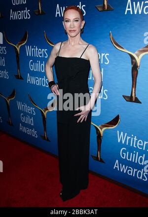 Beverly Hills, Vereinigte Staaten. März 2020. (DATEI) Kathy Griffin testet positiv auf Coronavirus COVID-19. BEVERLY HILLS, LOS ANGELES, KALIFORNIEN, USA - 11. FEBRUAR: Die Komikerin Kathy Griffin trifft bei der Verleihung der Writers Guild Awards 2018 in Los Angeles im Beverly Hilton Hotel am 11. Februar 2018 in Beverly Hills, Los Angeles, Kalifornien, Vereinigte Staaten ein. (Foto von Xavier Collin/Image Press Agency) Credit: Image Press Agency/Alamy Live News Stockfoto