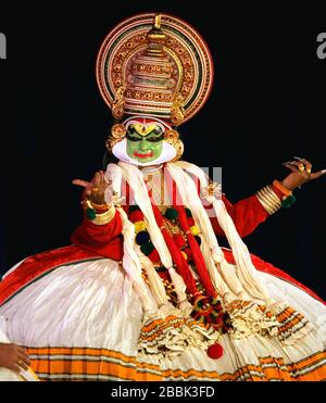 Kathakali ist eine Hauptform des klassischen indischen Tanzes, Kathakali ist eine hinduistische Performancekunst in Kerala.Kathakali ist eine Mischung aus Tanz, Musik und Schauspiel. Stockfoto