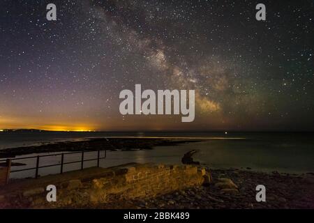 Lyme Regis, Dorset, Großbritannien. April 2020. Wetter in Großbritannien. Die Milchstraße leuchtet in den frühen Morgenstunden hell am klaren Nachthimmel bei Lyme Regis in Dorset. Bildnachweis: Graham Hunt/Alamy Live News Stockfoto