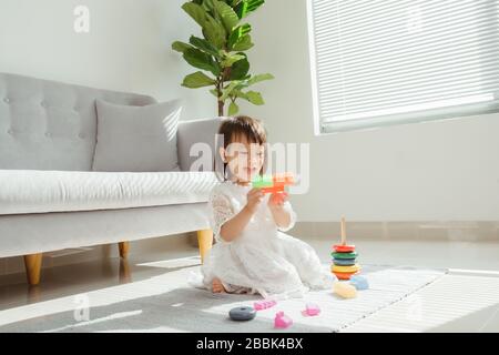 Kinder Kleinkinder Mädchen spielen zu Hause logische Spielzeug-Lernformen, Arithmetik und Farben Stockfoto