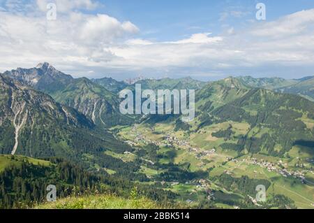Beeindruckender Blick auf das idyllische Kleinwalsertal im österreichischen Bundesland Vorarlberg Stockfoto