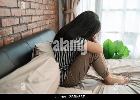 Peer-Druck. Depression bei Teenager-Mädchen-asiaten. Weiblicher Kinderstress beim Auflegen auf das Bett Stockfoto