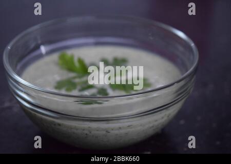 Hausgemachte Min.-Sauce mit Platz zum Hinzufügen von Text Stockfoto