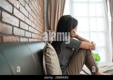 Peer-Druck. Depression bei Teenager-Mädchen-asiaten. Weiblicher Kinderstress beim Auflegen auf das Bett Stockfoto