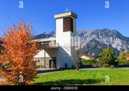 Katholische Kirche im modernen Architekturstil in den montafoner Bergen Stockfoto