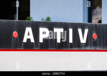 30. März 2020 Mountain View/CA/USA - APTIV-Logo in der Silicon Valley Zentrale; APTIV PLC, ein Unternehmen für die Automobilteiletechnik, wird entwickelt Stockfoto