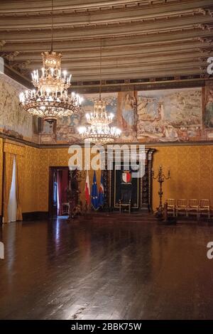 Der Grandmaster's Palace (maltesisch: Il-Palazz Tal-Granmastru), offiziell bekannt als The Palace (maltesisch: Il-Palazz), ist ein Palast in Valletta, Malta. Es Stockfoto