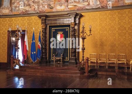 Der Grandmaster's Palace (maltesisch: Il-Palazz Tal-Granmastru), offiziell bekannt als The Palace (maltesisch: Il-Palazz), ist ein Palast in Valletta, Malta. Es Stockfoto