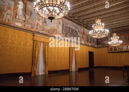 Der Grandmaster's Palace (maltesisch: Il-Palazz Tal-Granmastru), offiziell bekannt als The Palace (maltesisch: Il-Palazz), ist ein Palast in Valletta, Malta. Es Stockfoto