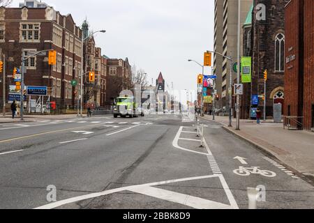 Emty City - Toronto. Quarantäne, Virus COVID-19, keine Menschen auf den Straßen, alle Gebäude geschlossen. Coronavirus-Pandemie. Keine Leute in der Nähe. Stockfoto