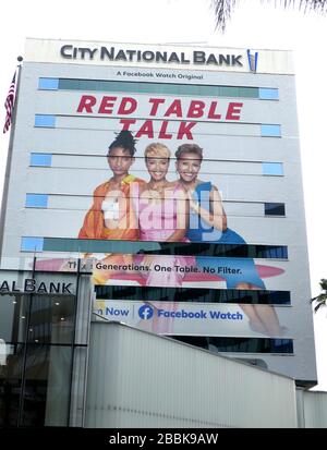 Los Angeles California, USA 1. April 2020 EINE allgemeine Ansicht der Atmosphäre von Red Table Talk Billboard auf Sunset Blvd, während Menschen soziale Distanzierung während des Aufenthalts zu Hause Ordnung am 1. April 2020 in Los Angeles, Kalifornien, USA üben. Foto von Barry King/Alamy Stock Photo Stockfoto