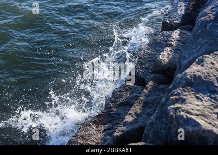 Wasser Küste Wellen Hintergrund. Naturwasser Stockfoto