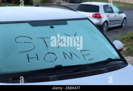 New Forest, Hampshire. April 2020. Wetter in Großbritannien: Bleib zu Hause Nachricht auf einer frostigen Windschutzscheibe während der Coronavirus Pandemie an einem kalten Morgen im neuen Wald. Schreiben Sie Stuart Martin/Alamy Live News Stockfoto