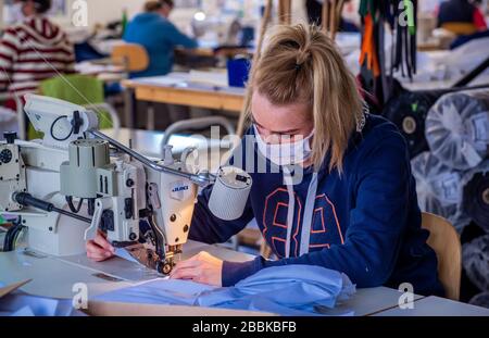 Wendisch Waren, Deutschland. März 2020. Ein Mitarbeiter der Ber-Bek-Firma näht Atemschutzmasken. Das Unternehmen stellt normalerweise die Jacken und Kleidung des Küchenchefs für Restaurantküchen her und hat vor einigen Tagen die Produktion auf Schutzmasken umgestellt. Masken unterschiedlicher Größe und Farben werden nach Kundenwunsch genäht. Kredit: Jens Büttner / dpa-Zentralbild / dpa / Alamy Live News Stockfoto