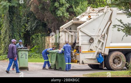 Alberton, Südafrika - unidentifizierte Mitarbeiter des ekurhuleni-rates erbringen während der landesweiten Sperrung wesentliche Dienstleistungen in der Stadt Stockfoto