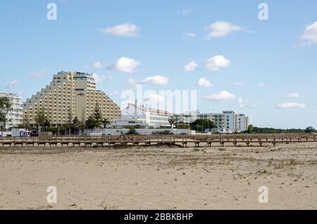 Monte Gordo, Portugal - 18. November 2019: Hotels mit Blick auf den Strand am Algarve-Badeort Monte Gordo in Portugal. Stockfoto