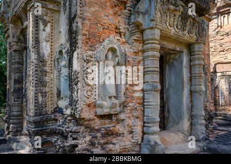 Preah Ko ist ein Tempel der Roluos-Gruppe und wurde im späten 9. Jahrhundert während der Regierungszeit von König Indravarman I. in der neuen Hauptstadt Hariharalaya erbaut Stockfoto